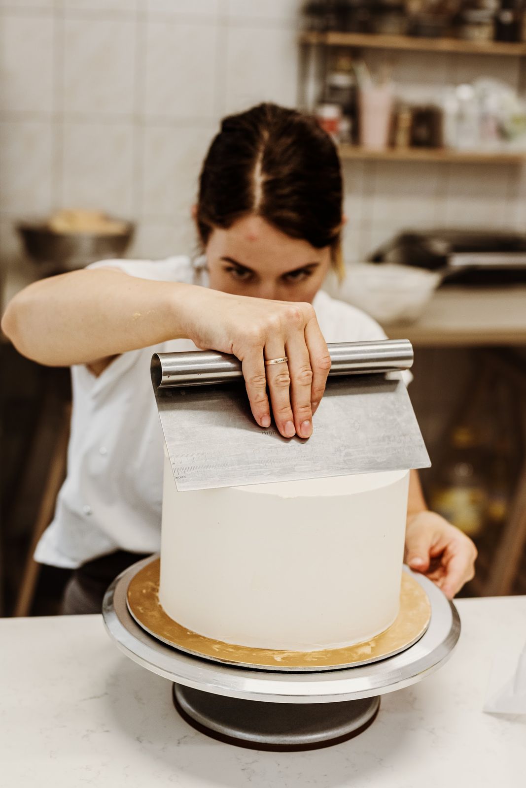 A torta krémjének simítása