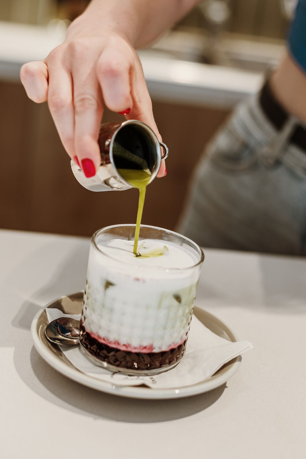 Matcha öntése bogyós szirupra