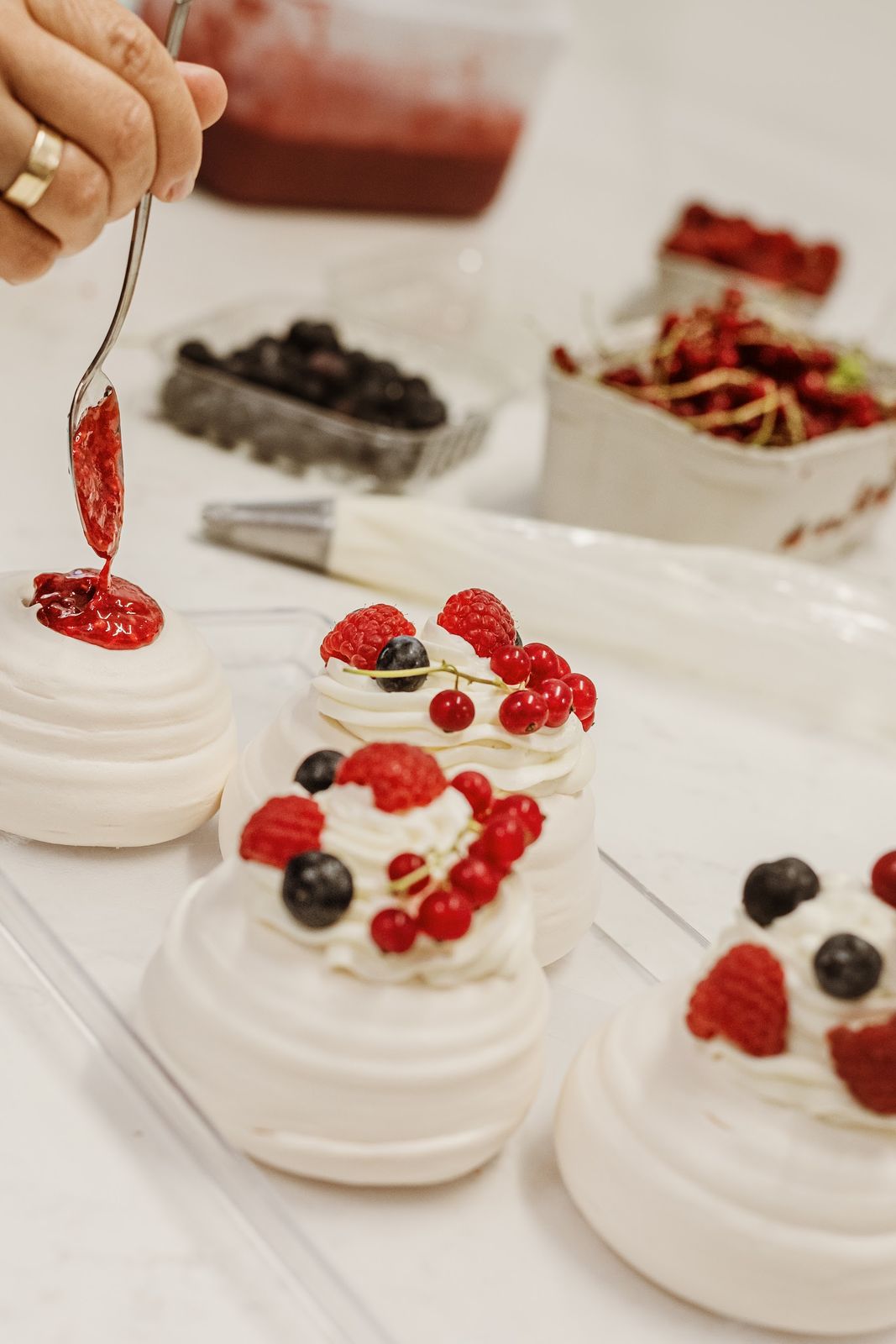 Mini pavlova friss bogyókkal