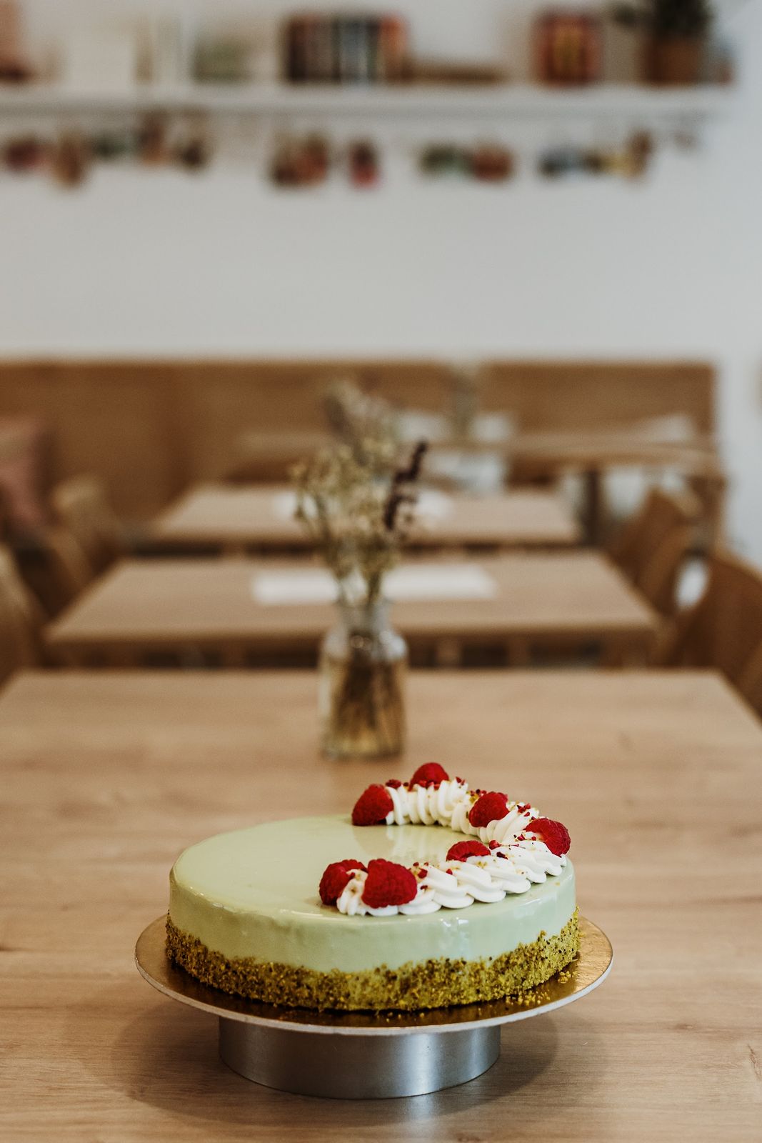 Málnás pisztácia mousse torta