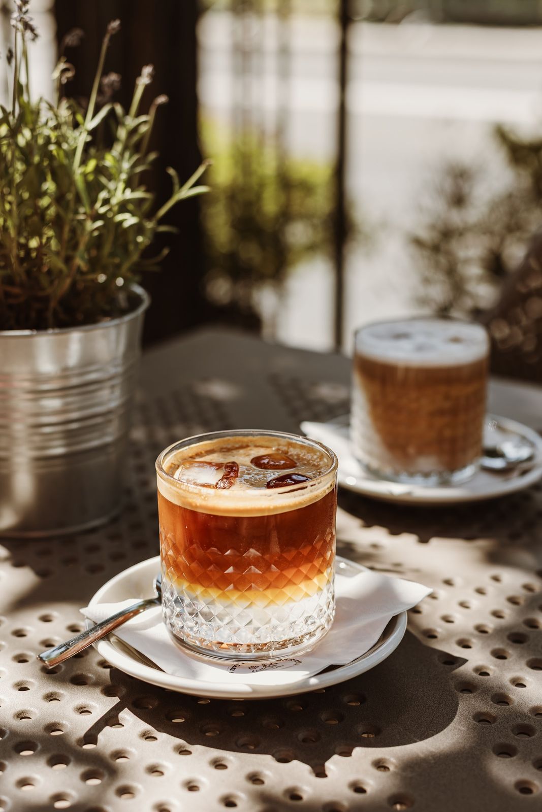 Espresso tonic a teraszon