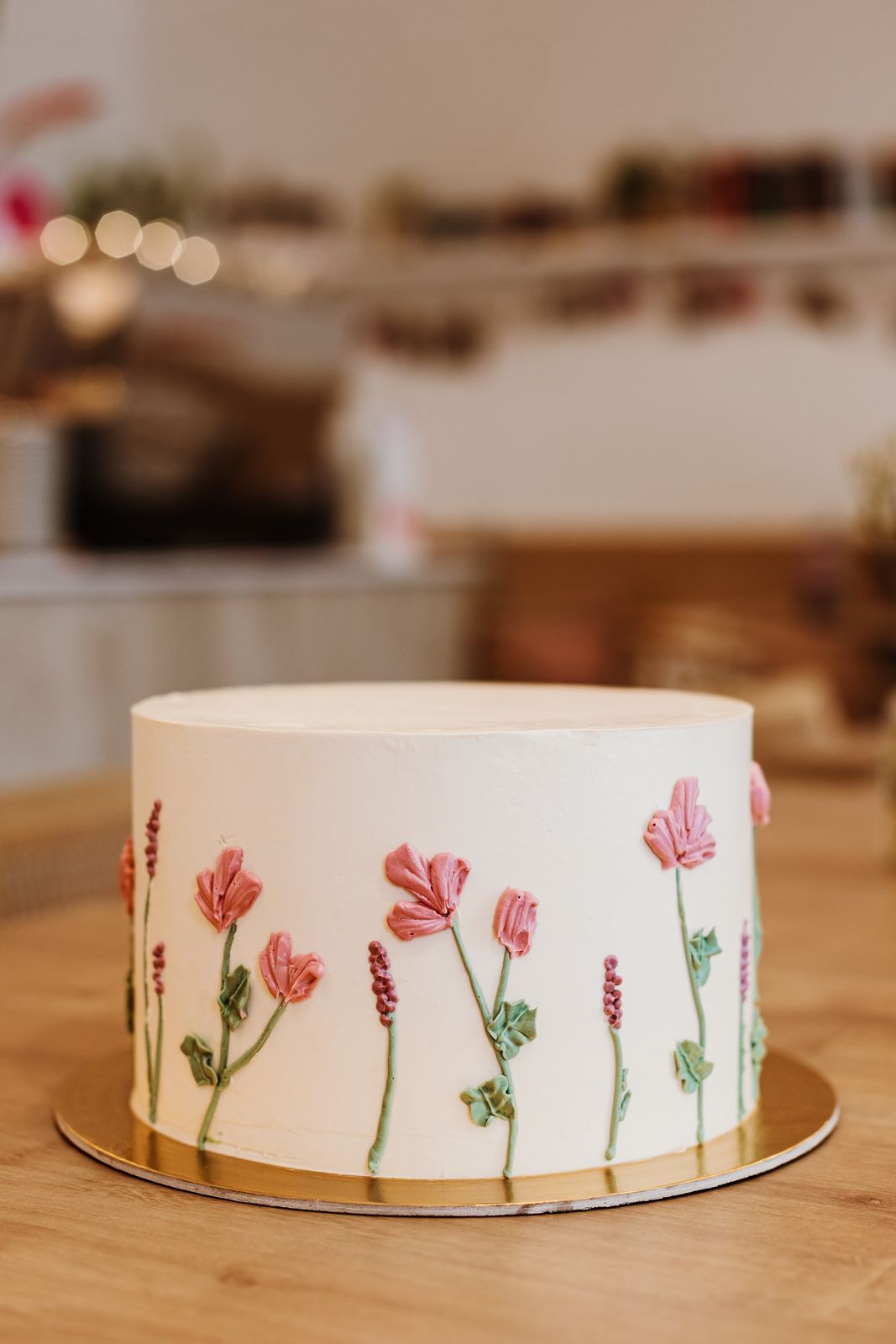 Design torta kézzel festett virágokkal