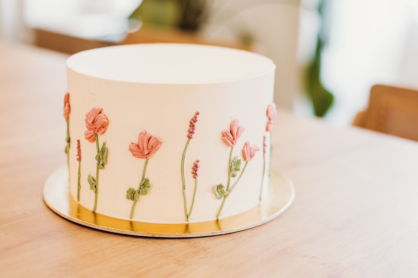 Kézzel festett virágos torta tortaállványon