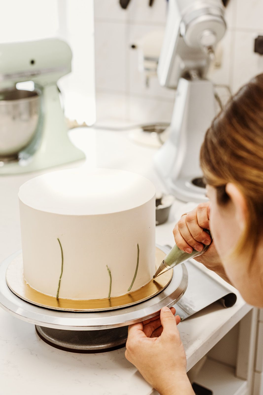 Design torta díszítése kézzel festett virágokkal