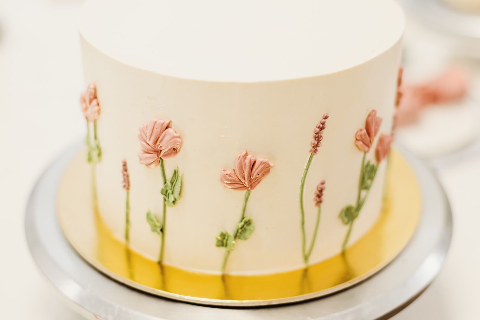 Kézzel festett virágos torta