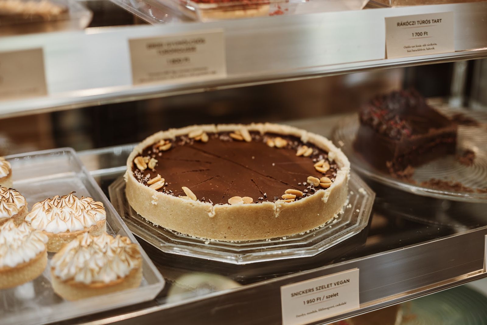 Torta a desszertvitrinben